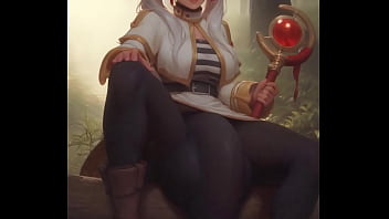 Hermosa chica de cabello blanco sentada en el bosque