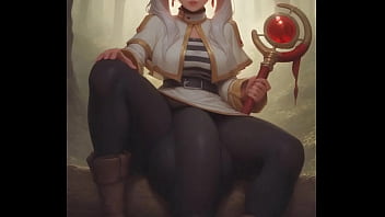 Hermosa chica de cabello blanco sentada en el bosque