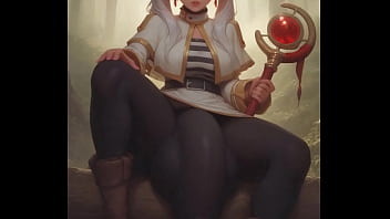 Hermosa chica de cabello blanco sentada en el bosque