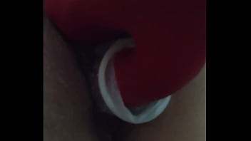 Amateur se masturba con su nuevo succionador y gime hasta correrse