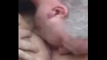 Nylonjunge leckt die geile reife fotze