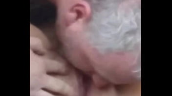 Nylonjunge leckt die geile reife fotze