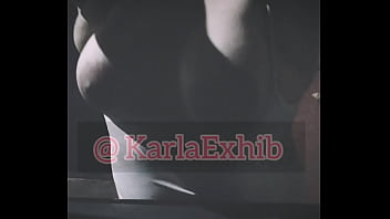 Enseñándole las tetas al taxista