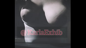 Enseñándole las tetas al taxista