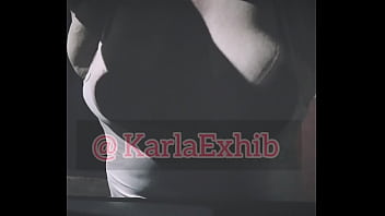 Enseñándole las tetas al taxista