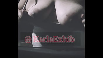 Enseñándole las tetas al taxista