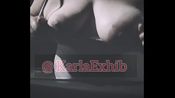 Enseñándole las tetas al taxista