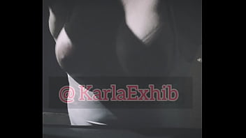 Enseñándole las tetas al taxista