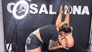 Tatuadora chupa o cu de cliente fisiculturista até ela gozar na sua boca