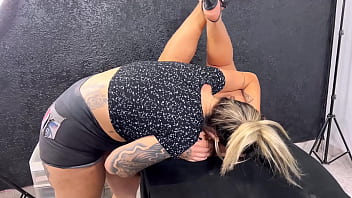 Tatuadora chupa o cu de cliente fisiculturista até ela gozar na sua boca