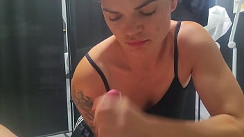 My boss threw the others out of the office and started sucking my dick i love blowjobs from her