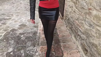 Preview milf walks in pantyhose and high heels