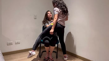 Universitarias tienen una tarea que termina en gemidos