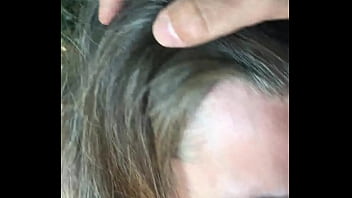 Esclave f dressée à la ceinture et à la pisse