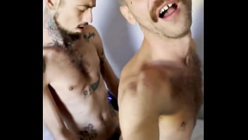 O dia que fiquei todo arrepiado de tanto levar pirocada do tom bator