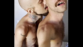 O dia que fiquei todo arrepiado de tanto levar pirocada do tom bator