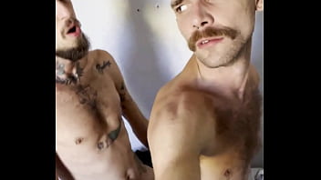 O dia que fiquei todo arrepiado de tanto levar pirocada do tom bator