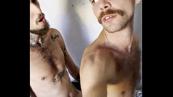 O dia que fiquei todo arrepiado de tanto levar pirocada do tom bator