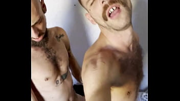 O dia que fiquei todo arrepiado de tanto levar pirocada do tom bator