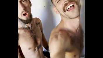 O dia que fiquei todo arrepiado de tanto levar pirocada do tom bator