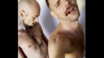 O dia que fiquei todo arrepiado de tanto levar pirocada do tom bator