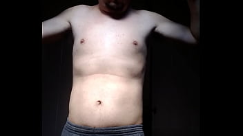 Homem sem camisa se mostrando