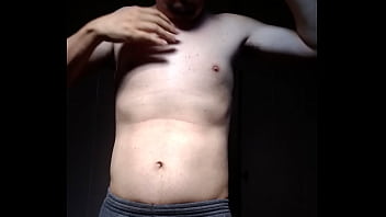 Homem sem camisa se mostrando