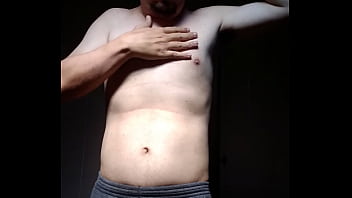 Homem sem camisa se mostrando