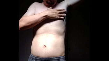 Homem sem camisa se mostrando