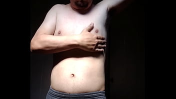 Homem sem camisa se mostrando