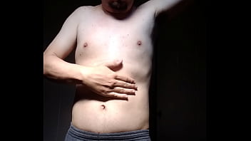 Homem sem camisa se mostrando