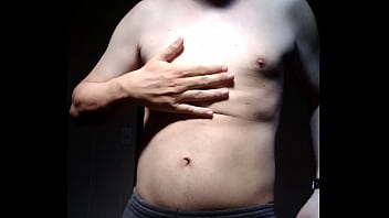 Homem sem camisa se mostrando