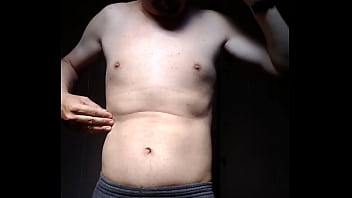 Homem sem camisa se mostrando