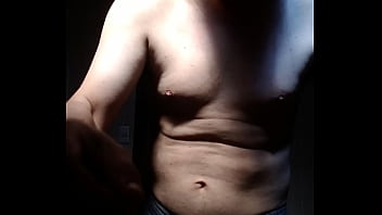 Homem sem camisa se mostrando