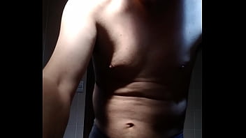 Homem sem camisa se mostrando