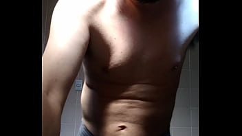 Homem sem camisa se mostrando