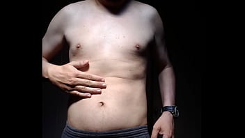 Homem sem camisa se mostrando