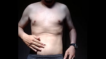 Homem sem camisa se mostrando