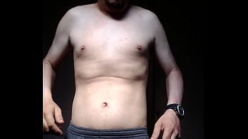 Homem sem camisa se mostrando