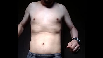 Homem sem camisa se mostrando