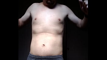 Homem sem camisa se mostrando