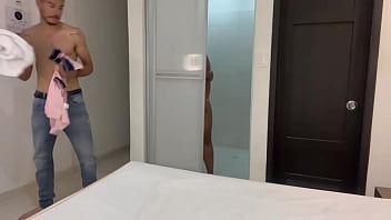 Me masturbo viendo a mi madrastra mientras se ducha y termino dándole una rica follada