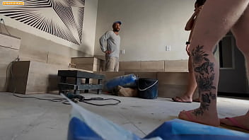 O pedreiro da obra nem tirou o uniforme tra fuder as patroas O pedreiro da obra nem tirou o uniforme tra fuder as patroas