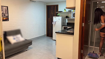 L dro&s come o cu da faxineira novinha maid