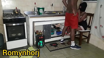 Sexo gostoso na cozinha com o primo