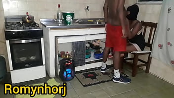 Sexo gostoso na cozinha com o primo