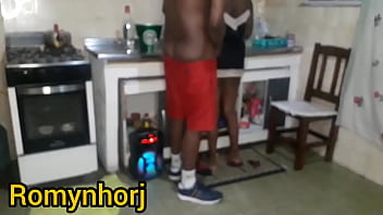Sexo gostoso na cozinha com o primo