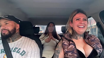 Uber pega passageira novinha que acabou de completar 18 anos siliconada com seu marido e acabam fazendo uma putaria dentro do carro em são paulo buceta mollhada