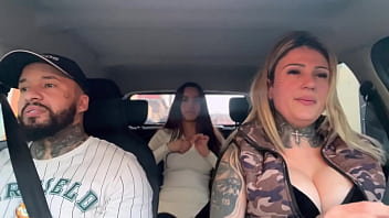 Uber pega passageira novinha que acabou de completar 18 anos siliconada com seu marido e acabam fazendo uma putaria dentro do carro em são paulo buceta mollhada