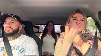 Uber pega passageira novinha que acabou de completar 18 anos siliconada com seu marido e acabam fazendo uma putaria dentro do carro em são paulo buceta mollhada